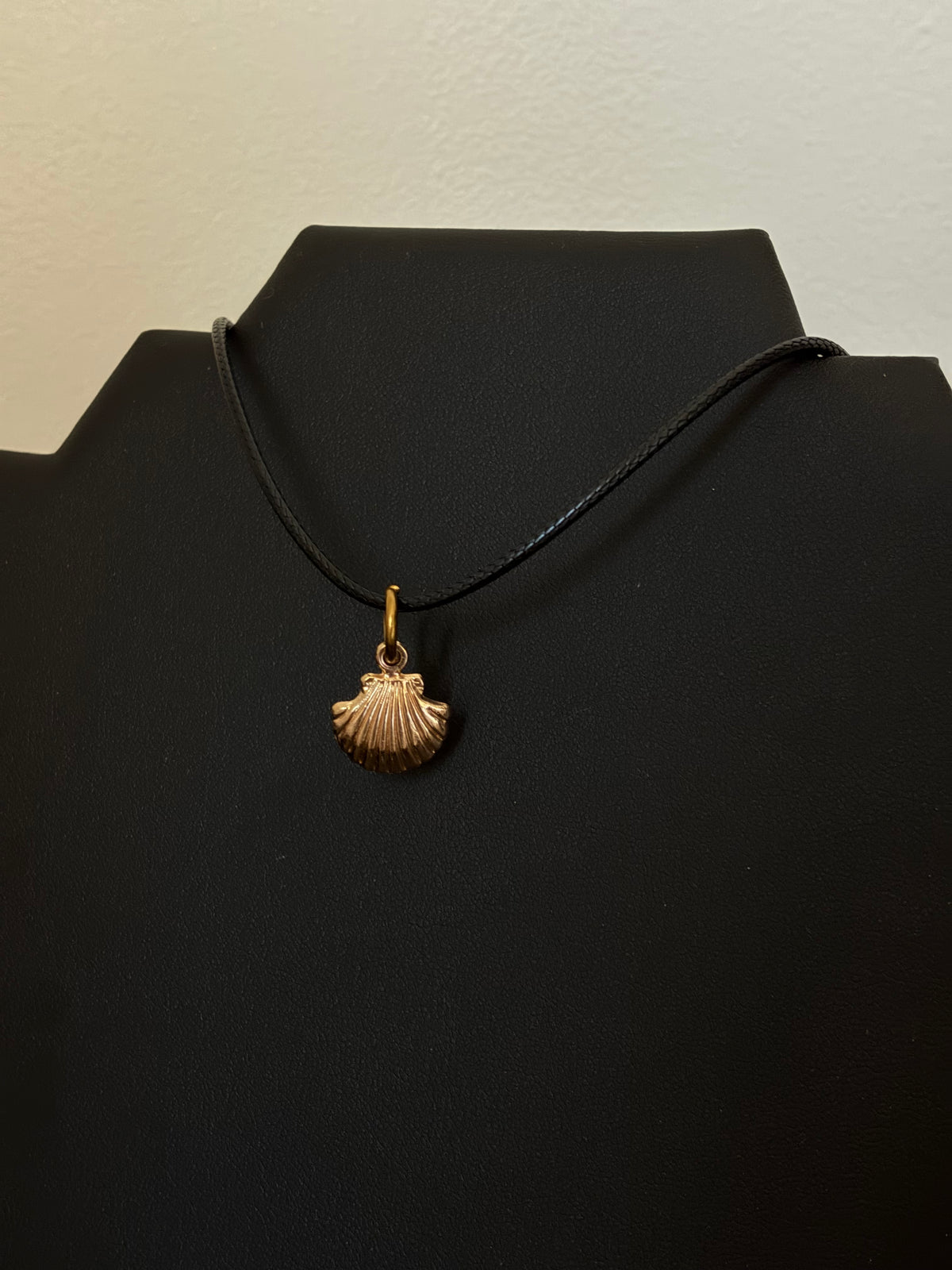 COLLIER CORDE COQUILLAGE DORÉ